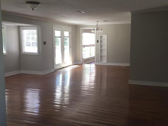 Living area and breakfast area