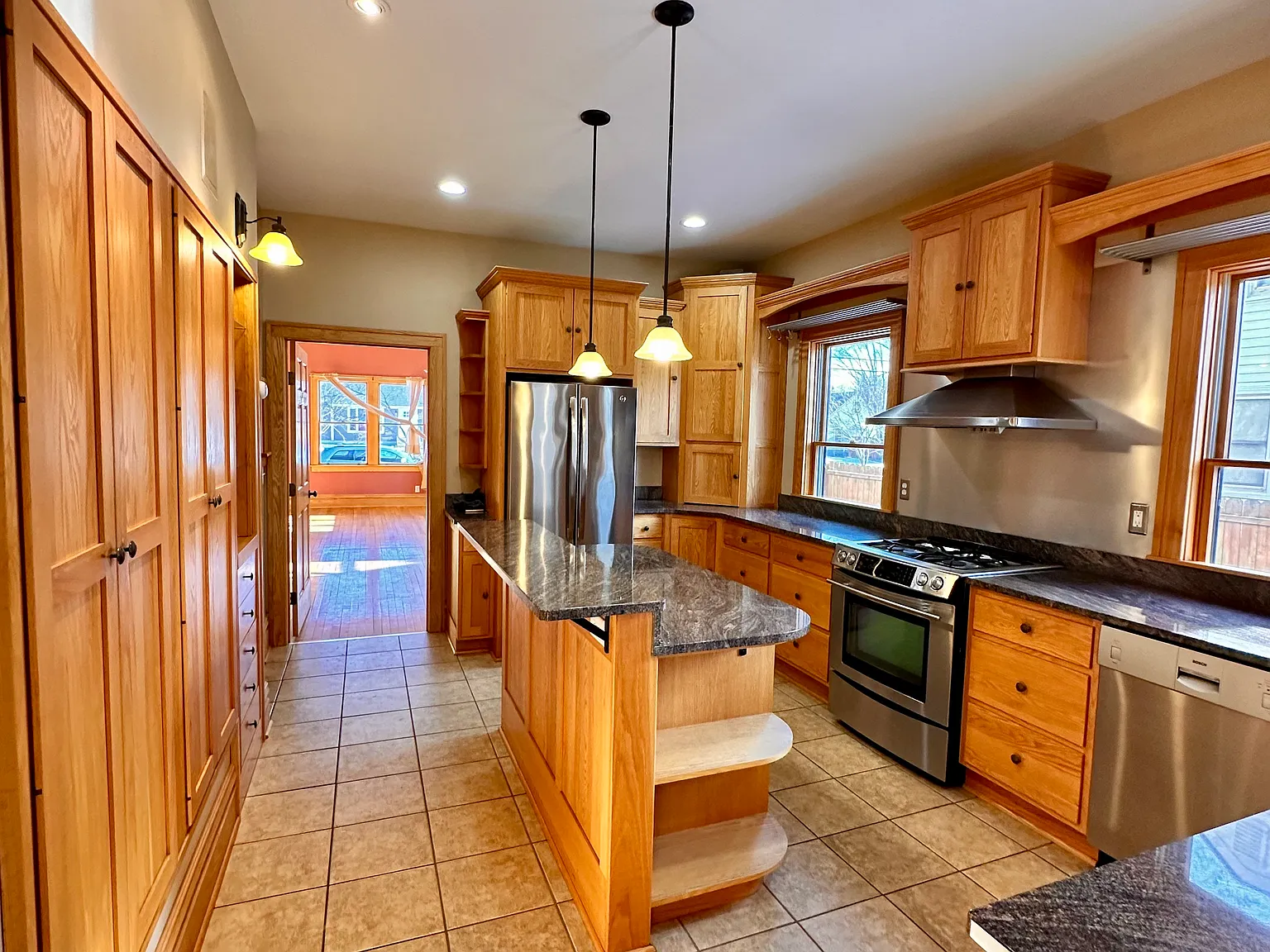 4 bed, 3.5 bath, 2200 sqft, $2,550 — Photo 3