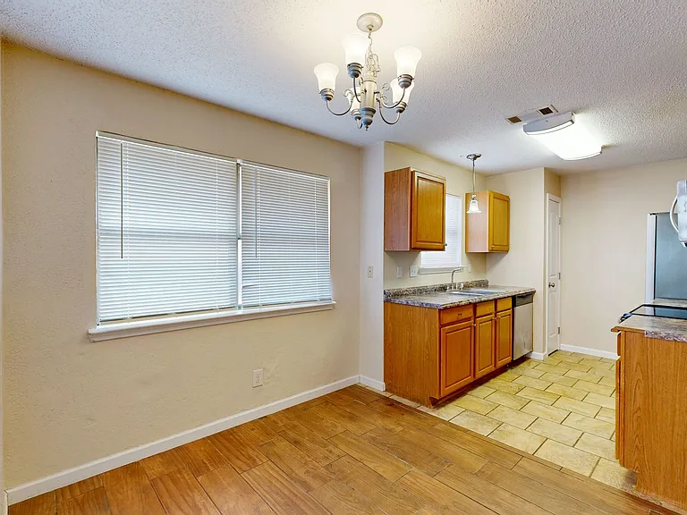 2211 Hilltop Loop — Photo 8
