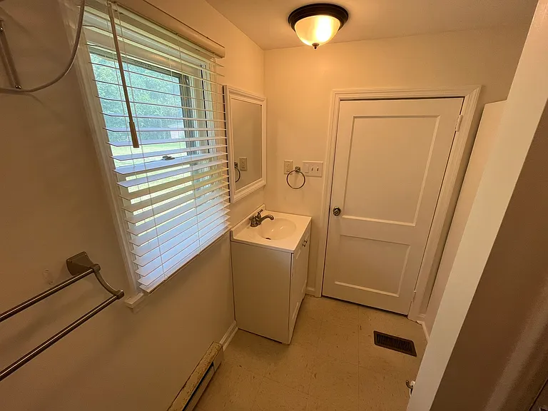 328 Tyrone St — Photo 13