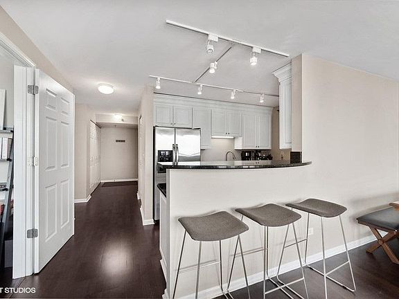 3rd image of 345 N Lasalle Ave #4602
