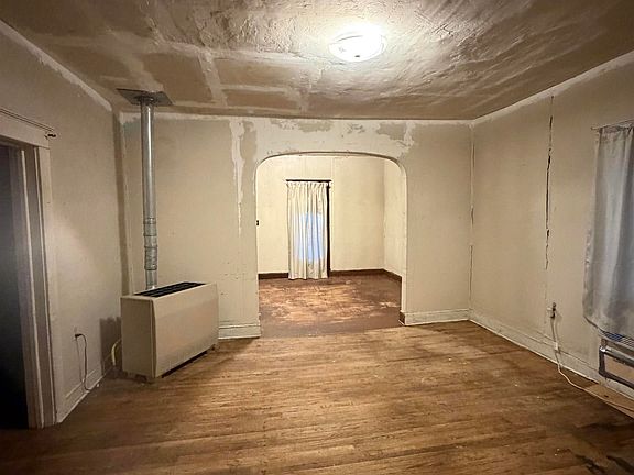 4th image of 208 E Walnut St
