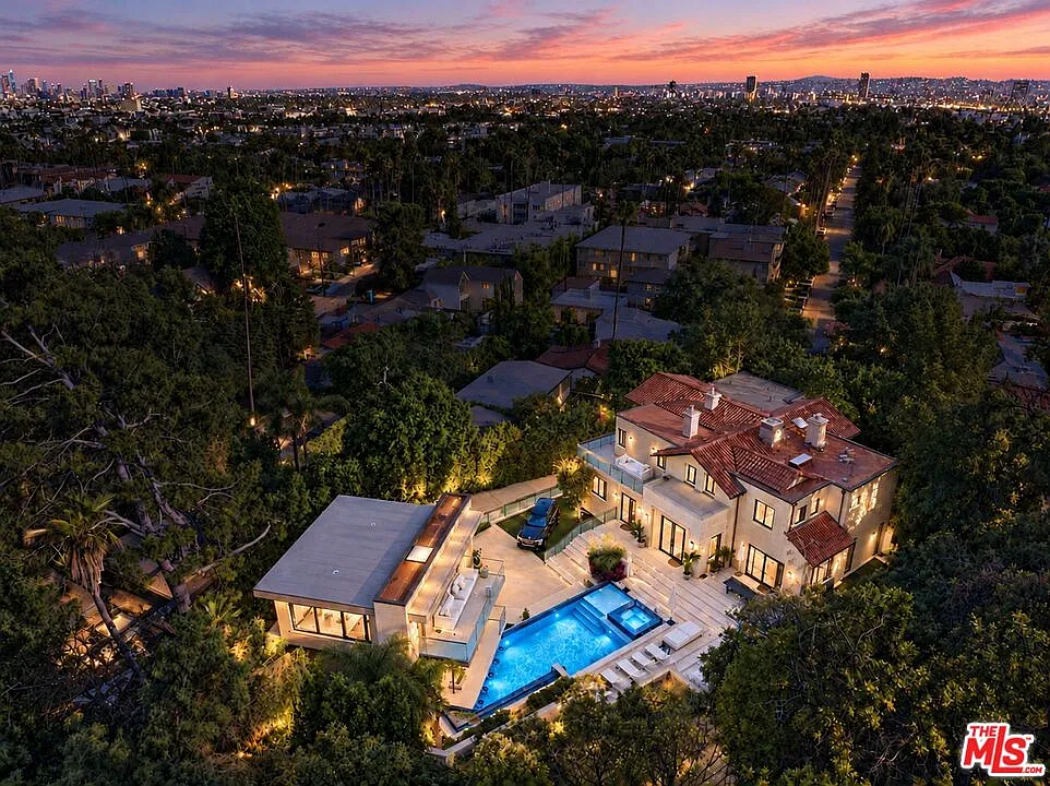 7 bed, 10.0 bath, 7130 sqft, $40,000 — Photo 2