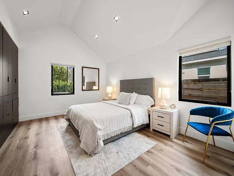 5109 Longridge Ave — Photo 20