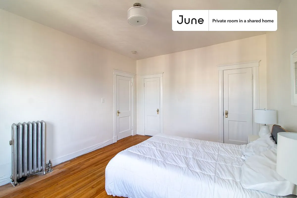 Queen bedroom in 4 bed/1 bath home in Dorchester Center #1733 A — Photo 4