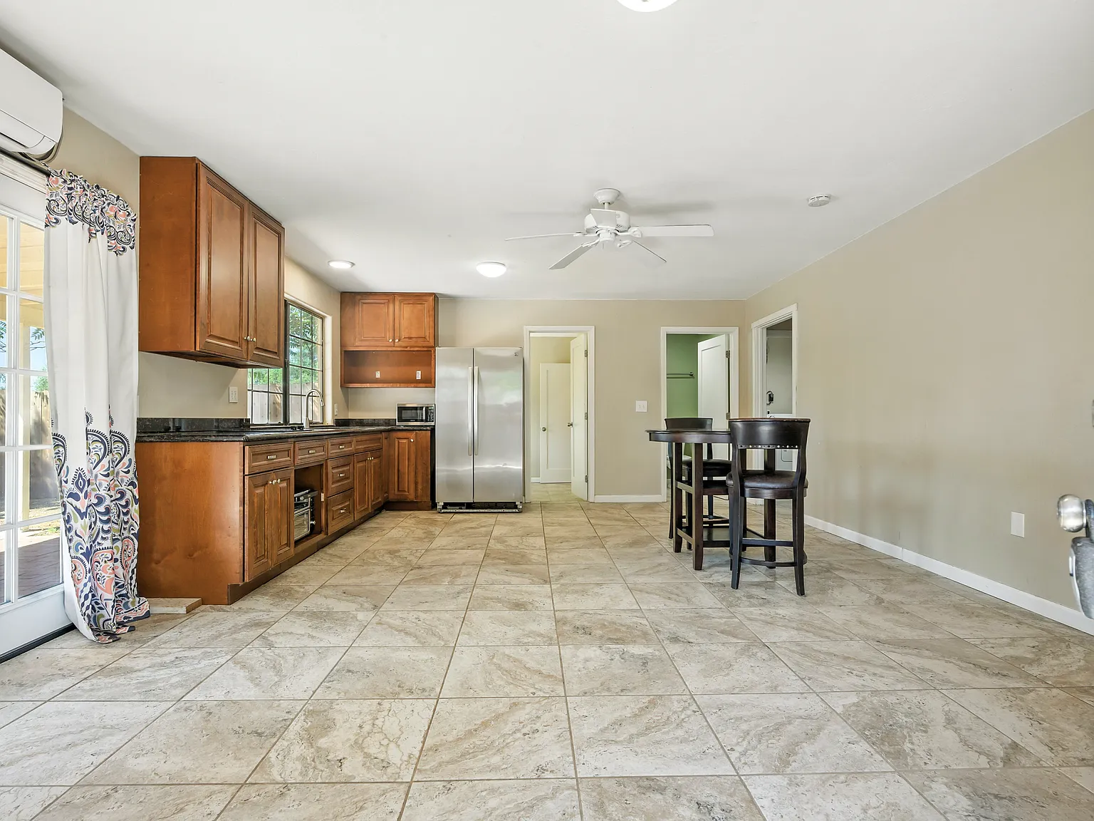 3 bed, 1120 sqft, $2,950 — Photo 3