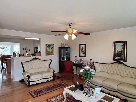 3rd image of 2 Litchfield Ln W
