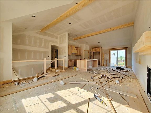 5th image of 701 SE Juniper Dr