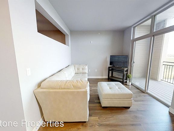 4th image of 4721 Farwell St #102
