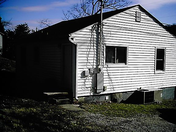 2nd image of 3511 Greenway Dr
