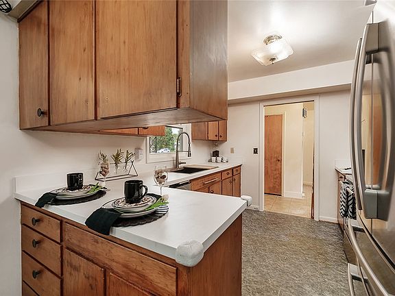 5th image of 2547 Broadwater Ave
