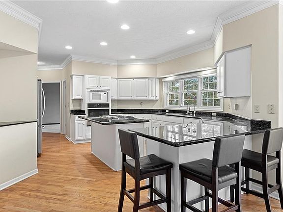 4th image of 767 Jamestown Ct