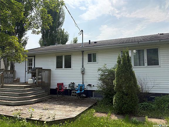 3rd image of 437 4th AVENUE E