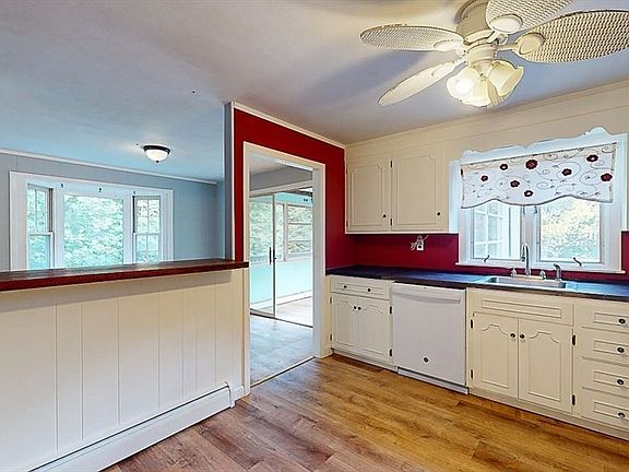 4th image of 22 Westchester Dr