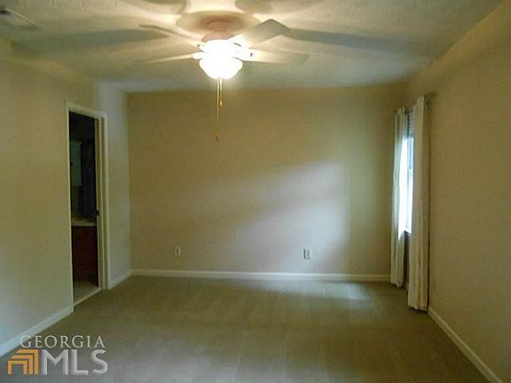 Large bedrooms with carpet just 1 year old