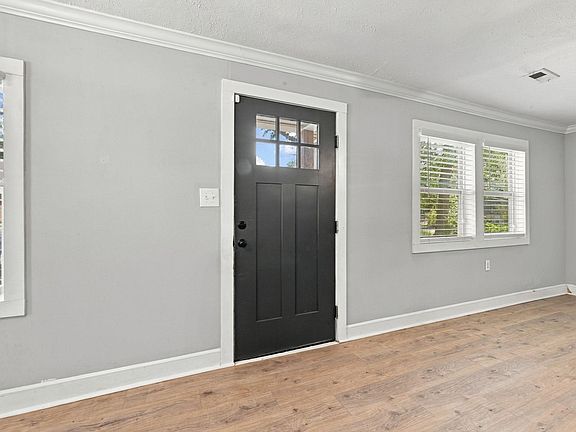 4th image of 409 Sycamore St.