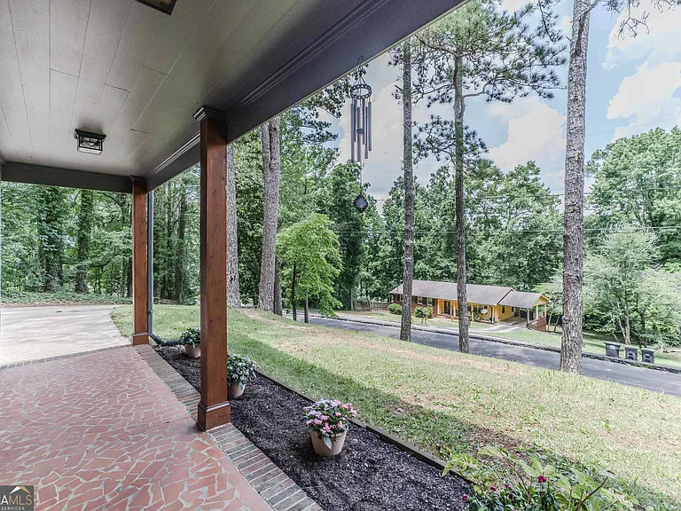 302 E Valley Rd NE — Photo 32