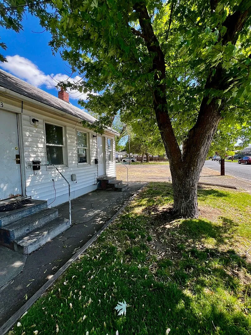 1303 S 10th Avenue - Yakima WA — Photo 1