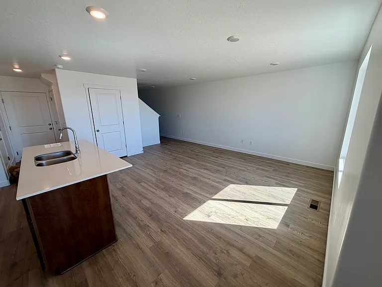 142 E Levengrove — Photo 4