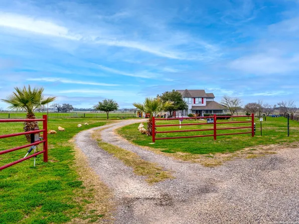 20 S View Dr, Lytle, TX 78052