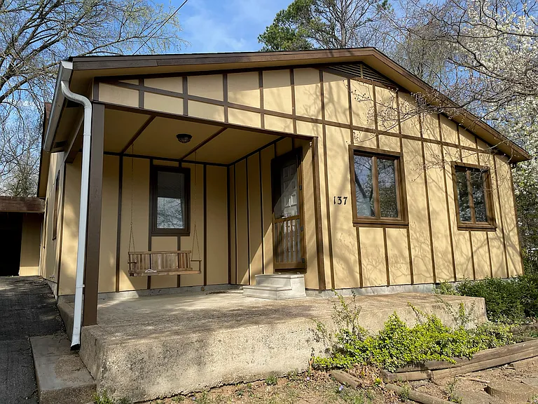 137 Roark Ave — Photo 1
