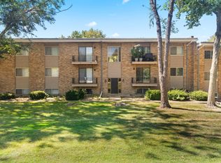 Brookview Apartments | Spacious Floor Plans & Scenic Views, Peoria, IL 61615