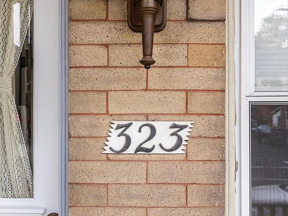 4th image of 323 Leverington Ave