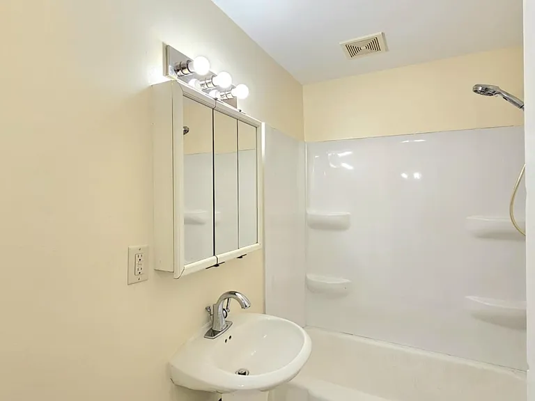 2406 Franklin St — Photo 8