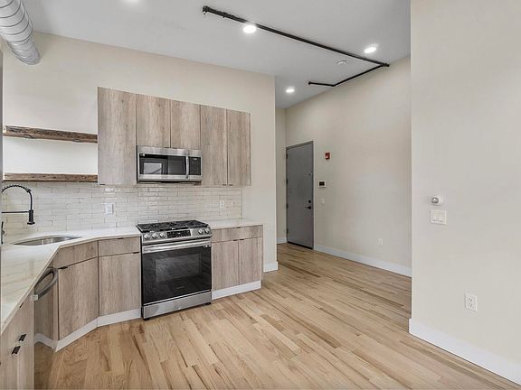 3rd image of 21 W 20th St #102