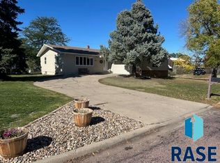 904 S Sanborn St, Chamberlain, SD 57325