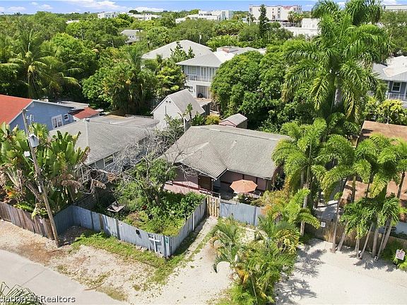 4th image of 817 SW 2nd Ct