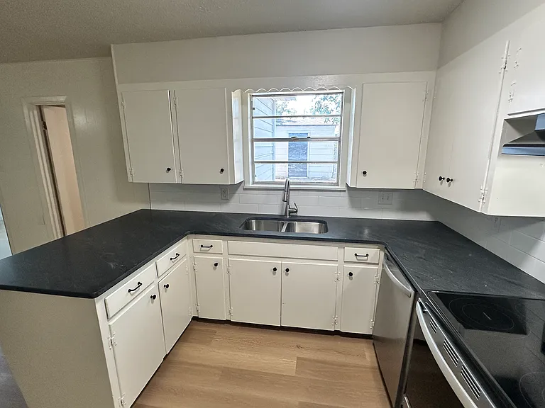 233 Robin Hood Trl — Photo 7