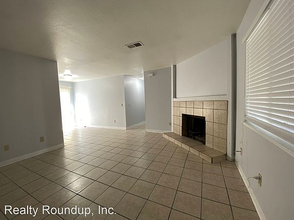 2nd image of 3227 Warwick Ct