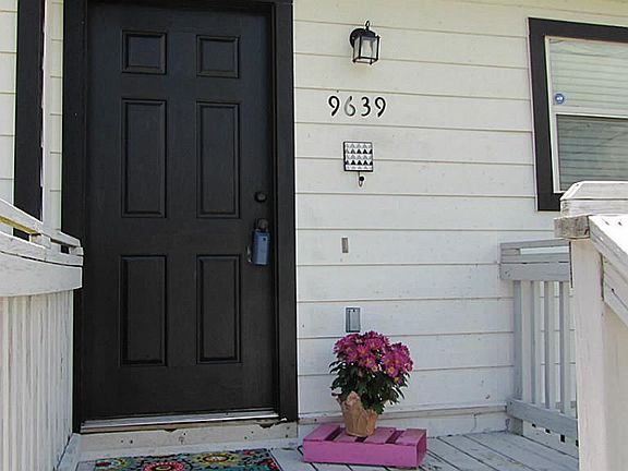 3rd image of 9639 Oak Hill Dr