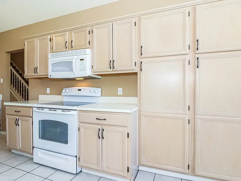 941 Azalia Dr — Photo 7