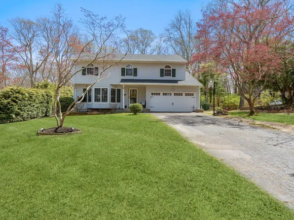 14 Victory Knoll Path, Miller Place, NY 11764