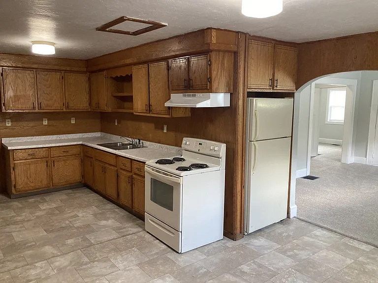 2124 S Madison Ave — Photo 3