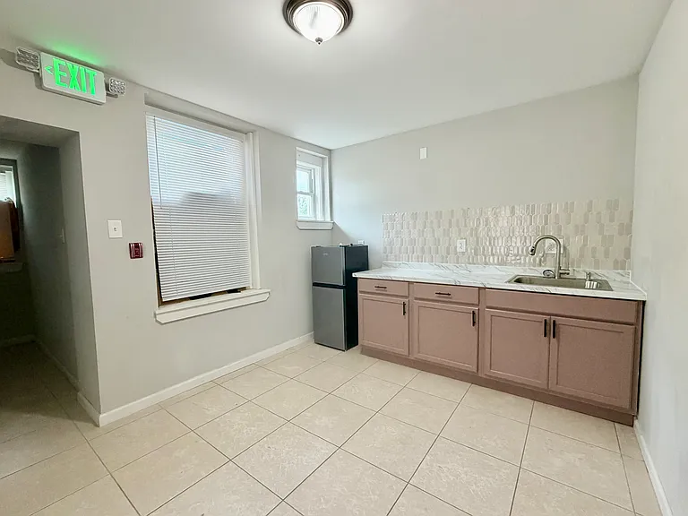 1009 W Main St #1 — Photo 6