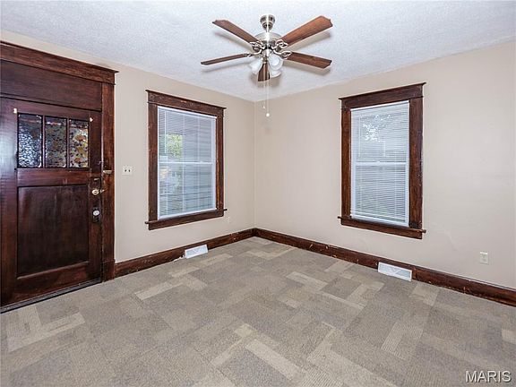 4th image of 615 N Center St