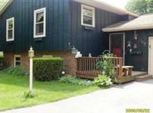 302 Blue Jay Dr, Le Roy, IL 61752
