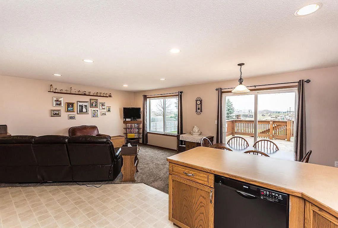 4 bed, $2,800 — Photo 2