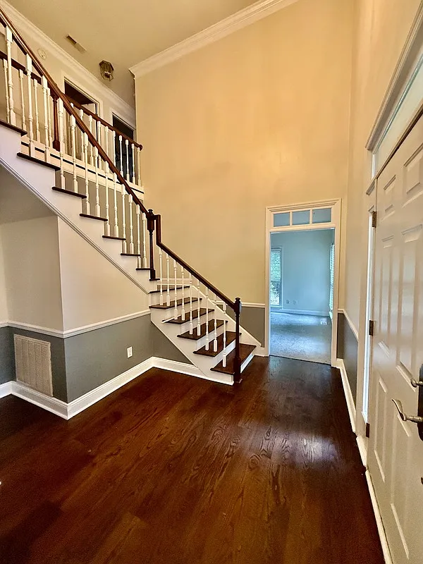 4 bed, 2.5 bath, 2512 sqft, $2,375 — Photo 2