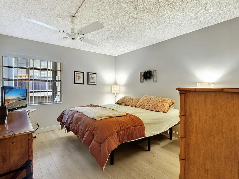 825 E Normandy Trl #R — Photo 14