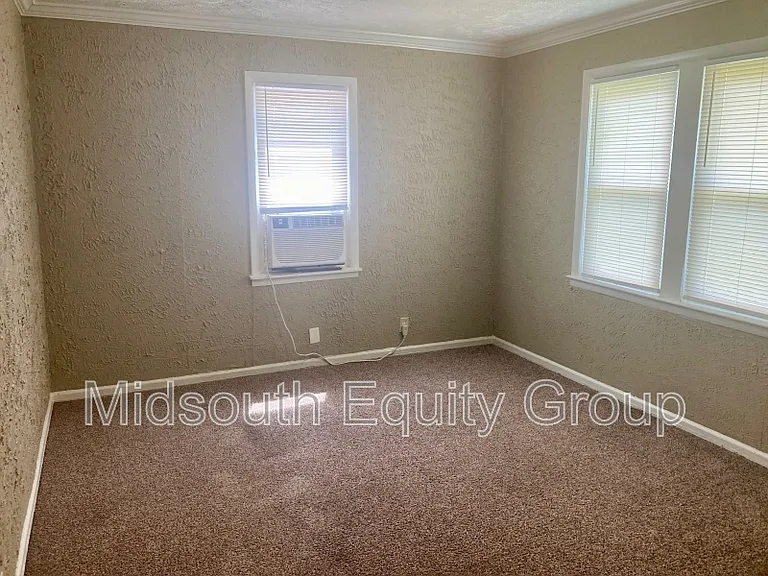 325 E Forest Ave — Photo 3