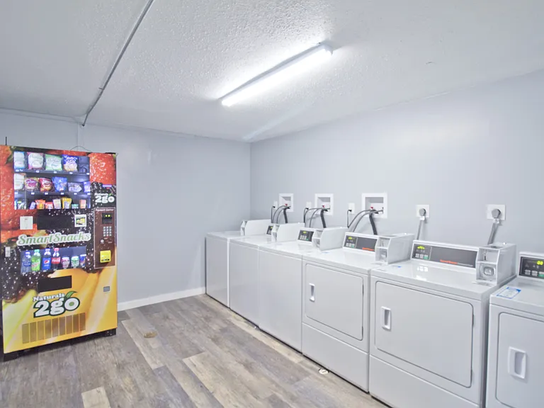 1124 University Dr — Photo 13