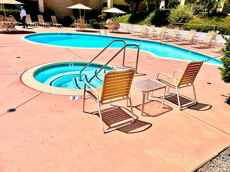 2530 Clairemont Dr — Photo 25