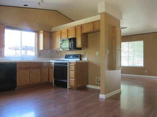3rd image of 605 Thunderbird Ct