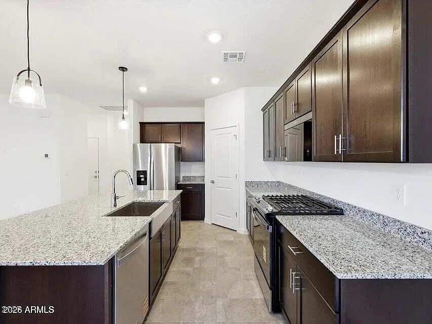 3 bed, 2.0 bath, 1370 sqft, $2,000 — Photo 4