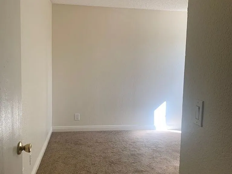 Laurel Canyon Apartments — Photo 33