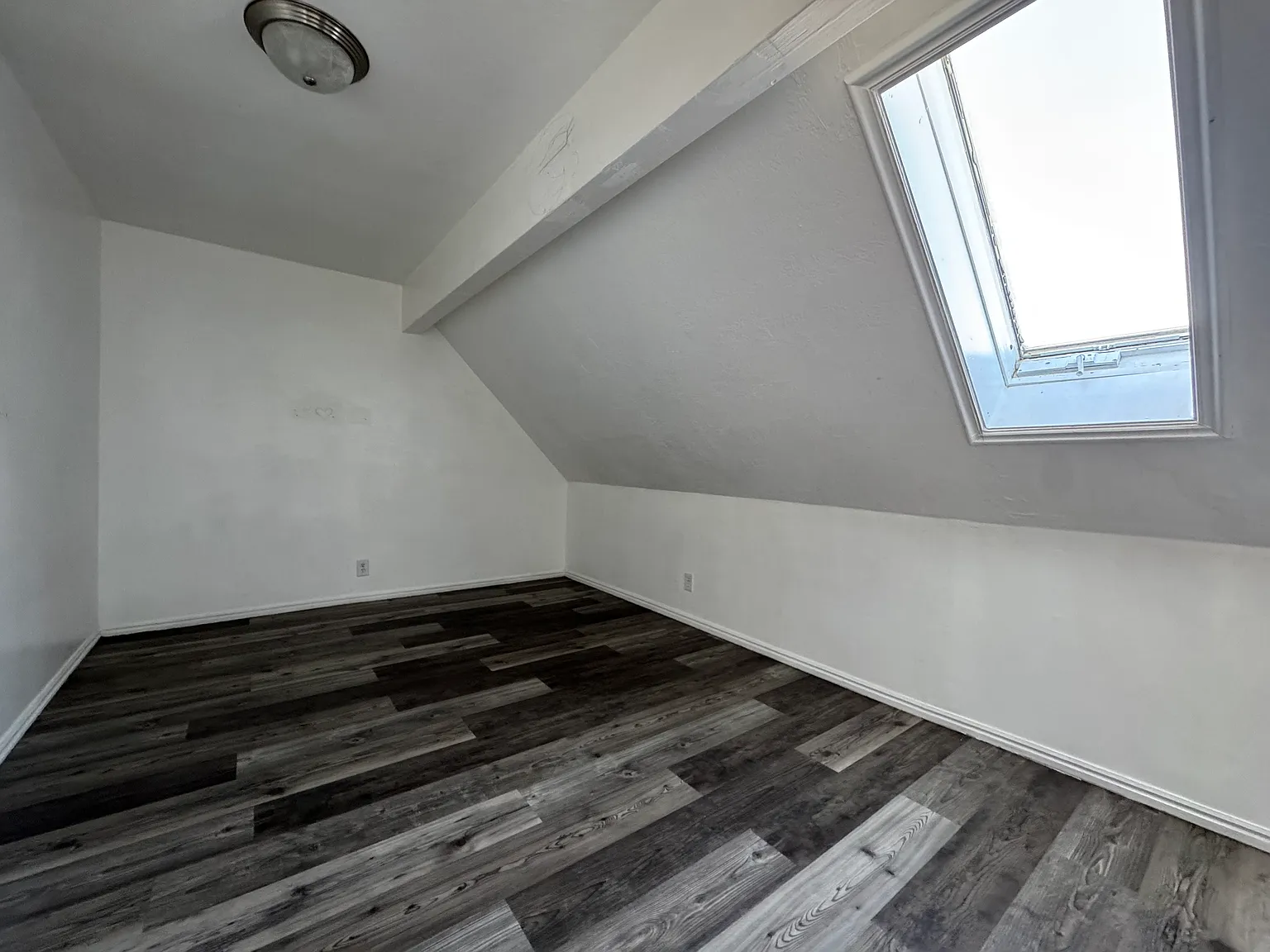 3 bed, 1.5 bath, 1680 sqft, $1,800 — Photo 2